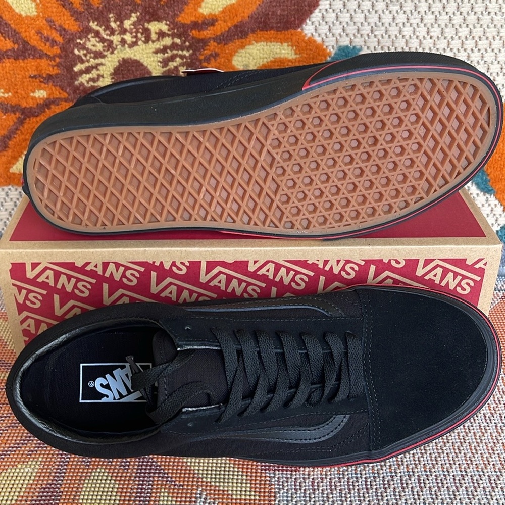 Vans Men’s Old Skool
(Flame Wall) Black/Black
VN0A38G1Q8Q
Sneakers - Picture 9 of 16